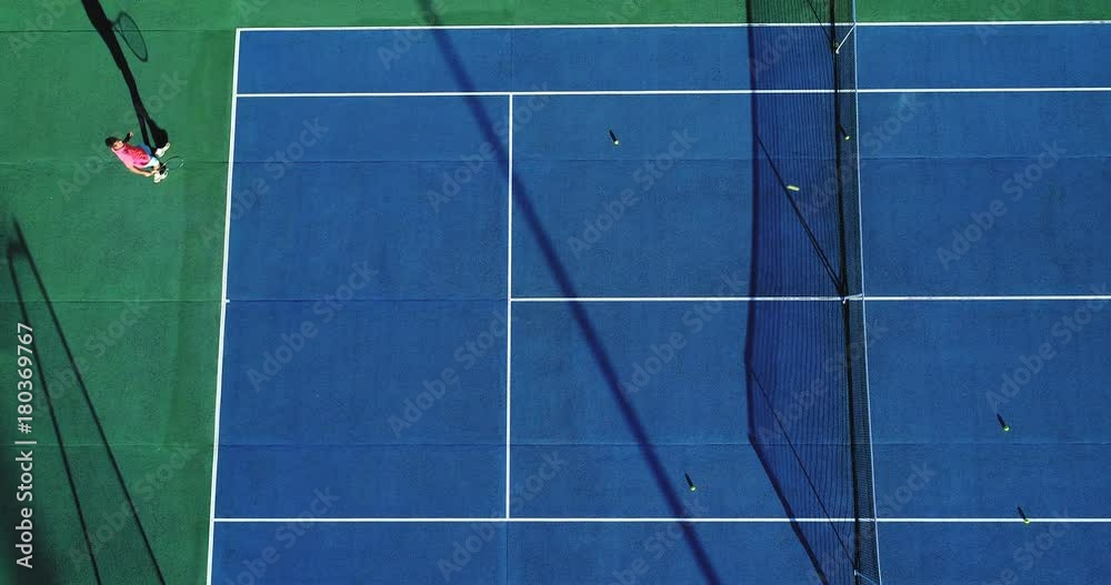 homme qui joue au tennis sur une surface rapide