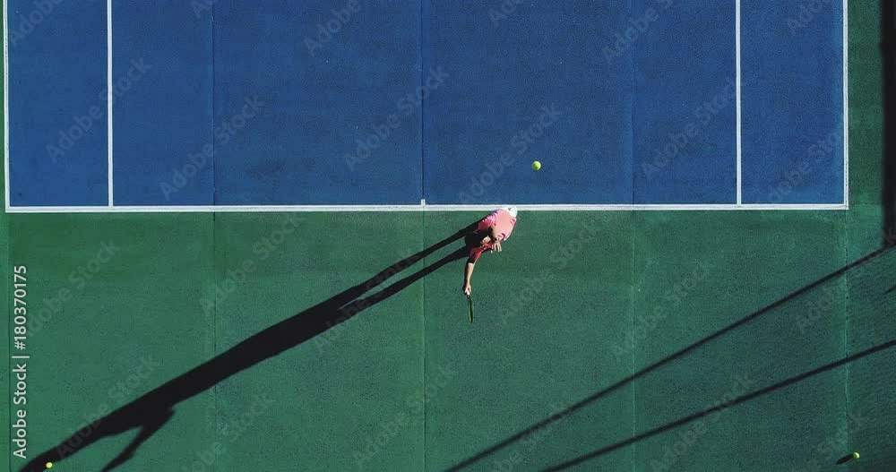 homme qui joue au tennis sur une surface rapide