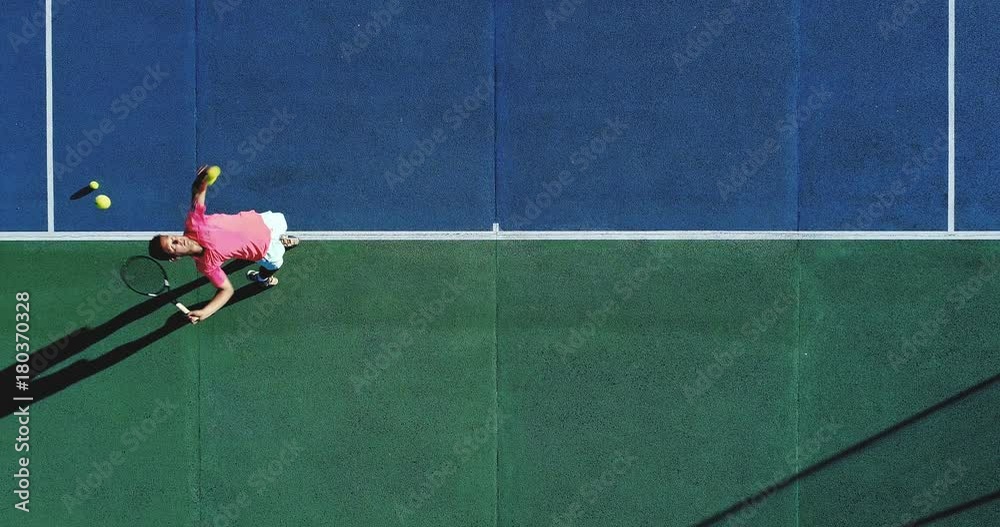 homme qui joue au tennis sur une surface rapide