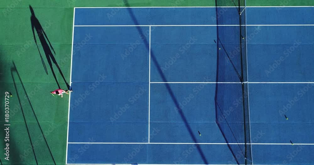 homme qui joue au tennis sur une surface rapide