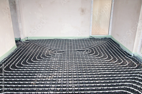 Verlegte Fußbodenheizung auf Noppenplatte
