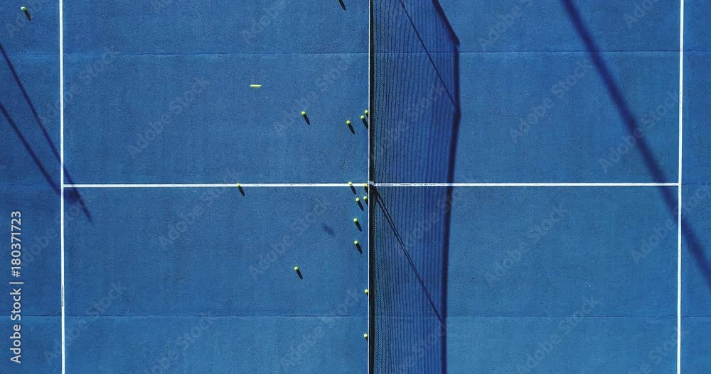 homme qui joue au tennis sur une surface rapide