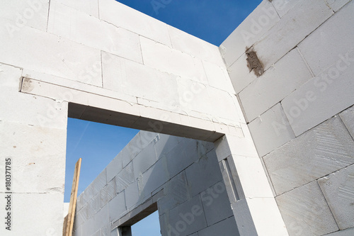 Mauer aus Porenbeton auf Baustelle