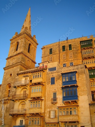 La Valette, clocher de la cathédrale Saint-Paul et façades avec bow-windows (Malte)