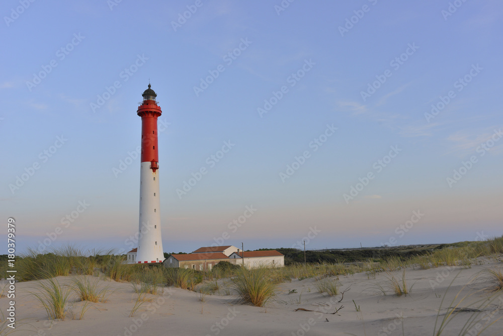 Phare de la Coubre au crépuscule d'une soirée à la Tremblade (17390), département de la Charente-Maritime en région Nouvelle-Aquitaine, France Phare de la Coubre au crépuscule d'une soirée à la Tremblade (17390), département de la Charente-Maritime en région Nouvelle-Aquitaine, France