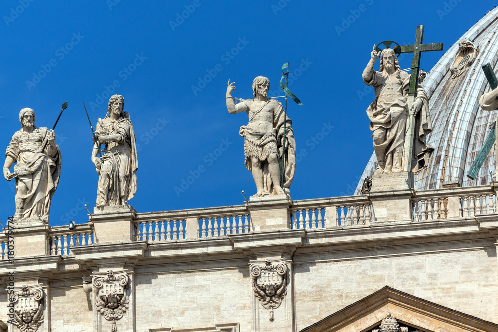 Obraz premium Architectural detail of St. Peter's Basilica at Saint Peter's Square, Vatican, Rome, Italy