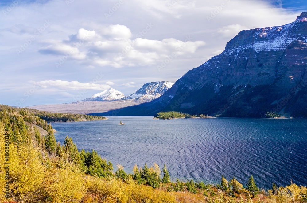 Φωτογραφία beautiful autumn view of Going to the Sun Road in Glacier National Park, Montana