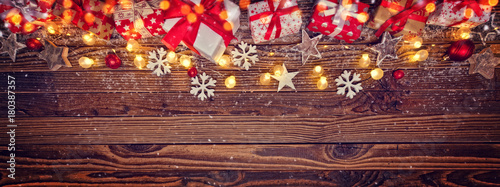 Foto Christmas background with gifts and wooden decorations