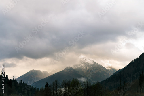 Горный пейзаж Абхазии, горы, туман, тучи, лес, осень,