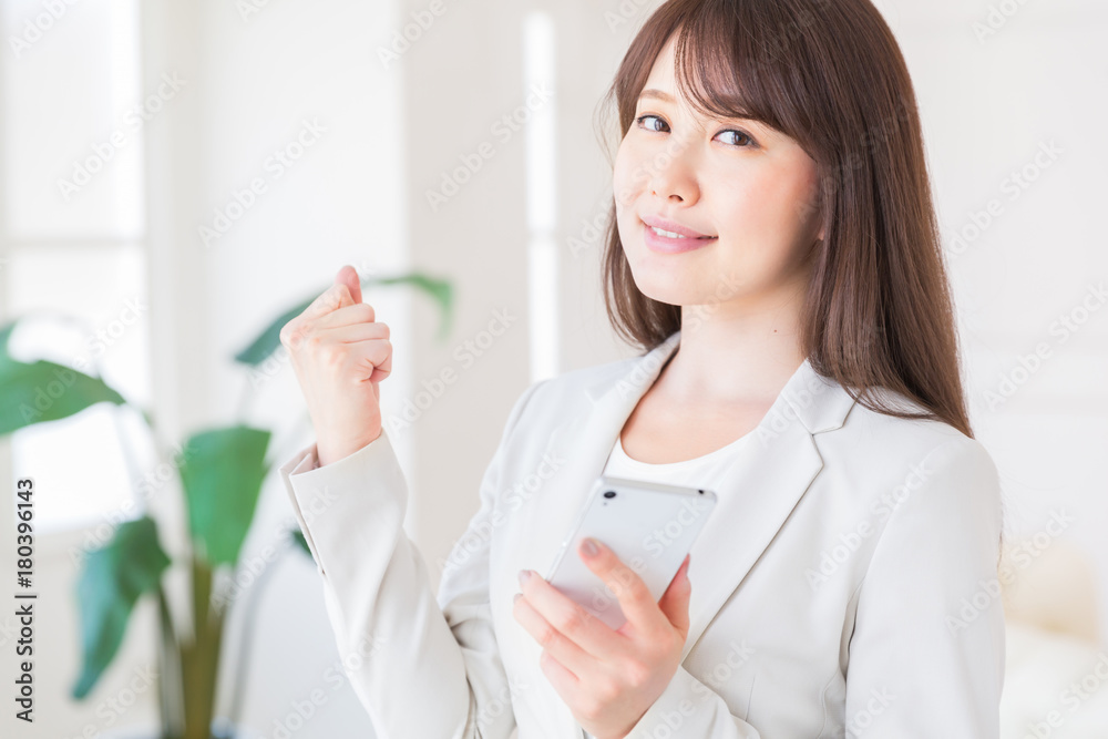 スマートフォンを見る女性 ビジネス スマートフォンを見る女性 ビジネス