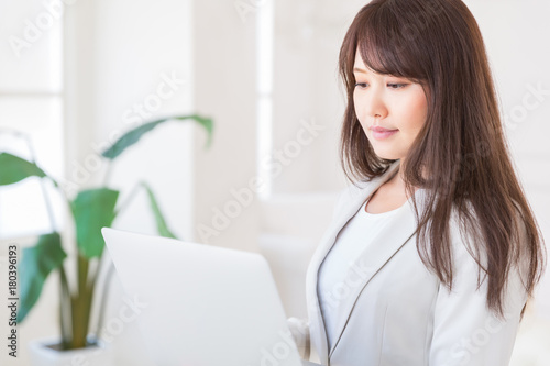ラップトップコンピューターを見る女性　ビジネス © miya227