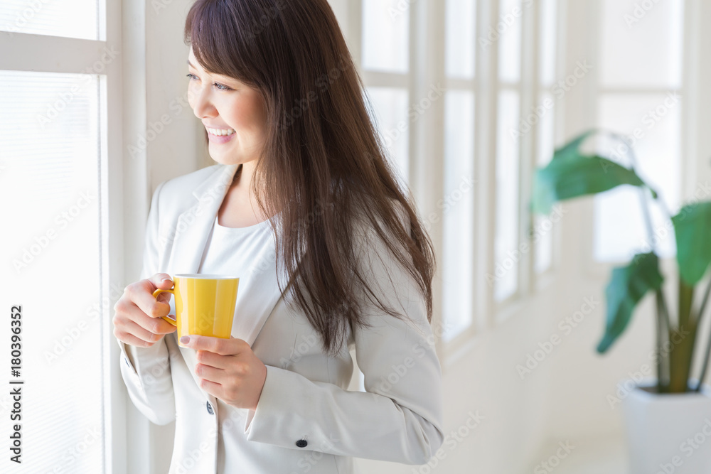 女性　飲み物　ビジネス