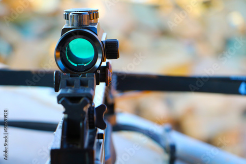 Foto Crossbow optical sight  aiming from the first person on defocused blurred backgr