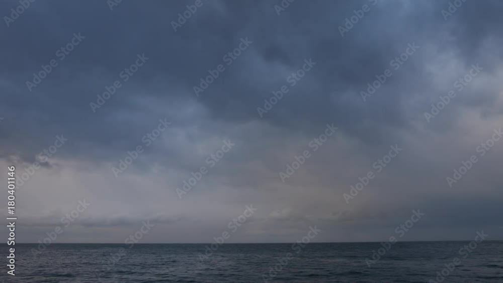 嵐の前の暗い海 嵐の前の暗い海