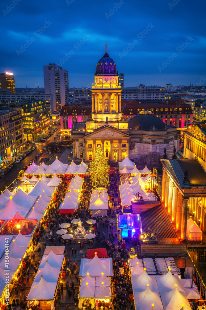 Fototapeta premium Jarmark bożonarodzeniowy, Deutscher Dom i sala koncertowa w Berlinie, Niemcy