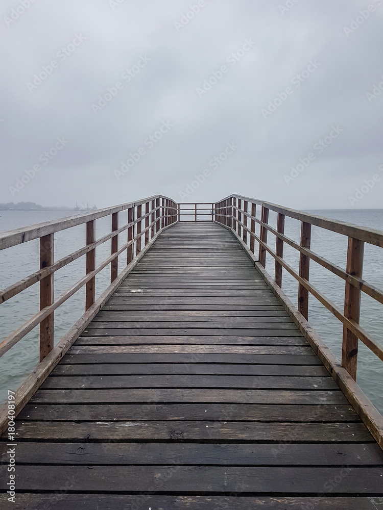 Seebrücke an der Strandpromenade von Eckernförde an der Ostsee Schleswig-Holstein an trübem Tag Seebrücke an der Strandpromenade von Eckernförde an der Ostsee Schleswig-Holstein an trübem Tag