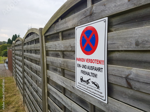 Parkverbotsschild an einer Einfahrt zu einem Privatgrundstück in Neumünster, Schleswig-Holstein