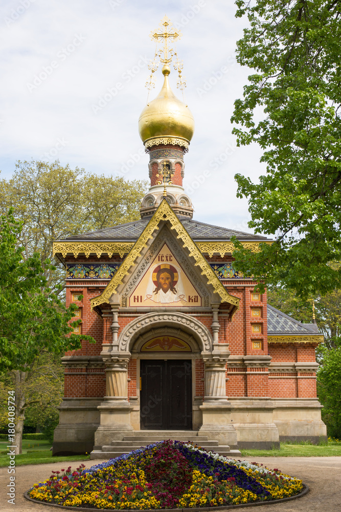 Fototapeta premium Russische Kapelle im Kurpark von Bad Homburg vor der Höhe, Hessen