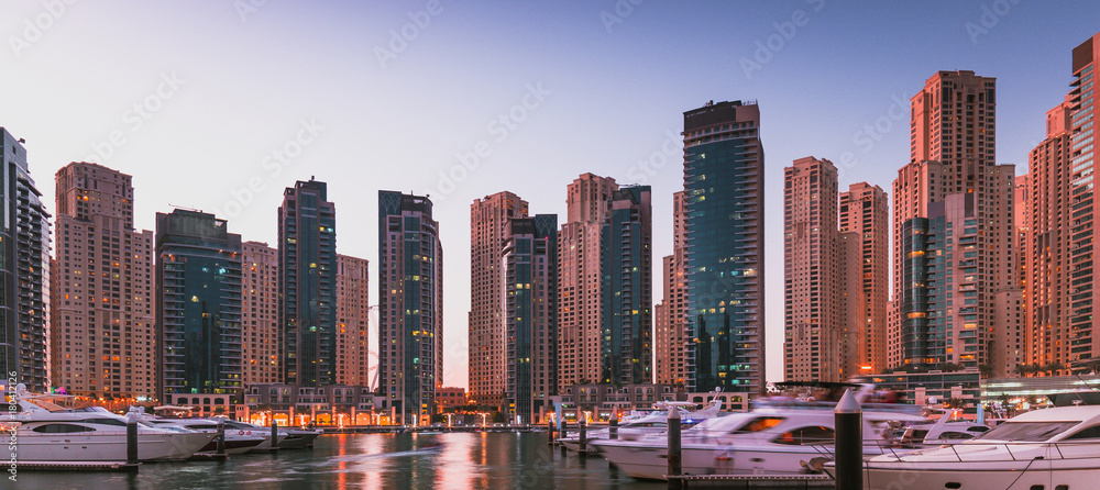 Obraz premium dubai marina buildings purple color