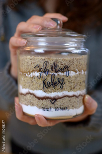 ich mag Kekse - Hände halten ein Glas  mit Kuchenmehl