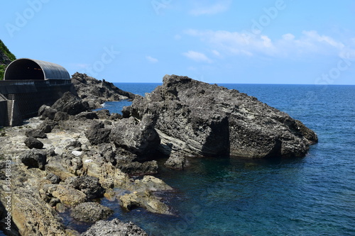 奇岩怪石の磯が続く山形県庄内海岸の岩場