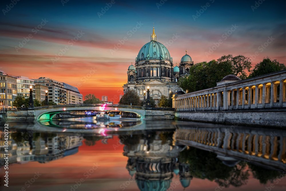 Obraz premium Berlińska katedra na Sprewie o zachodzie słońca