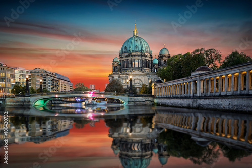 Der Berliner Dom an der Spree bei Sonnenuntergang
