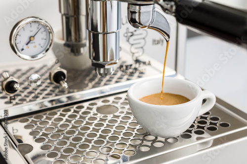 Espresso brühen mit einer Siebträgermaschine