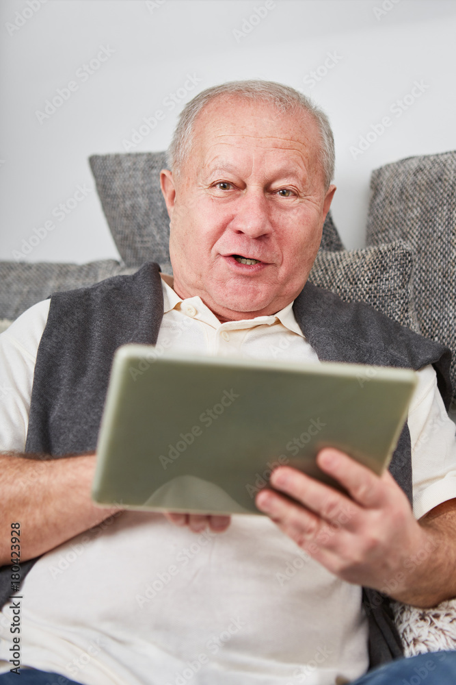 Senior mit Tablet in seiner Freizeit Senior mit Tablet in seiner Freizeit