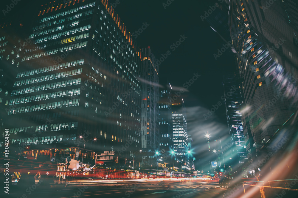 Fototapeta premium Ulica nocą, Seul, Korea Południowa, rozmycie ruchu
