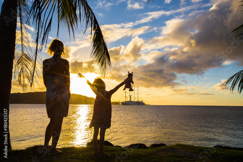 Coucher de soleil à Bora Bora en famille