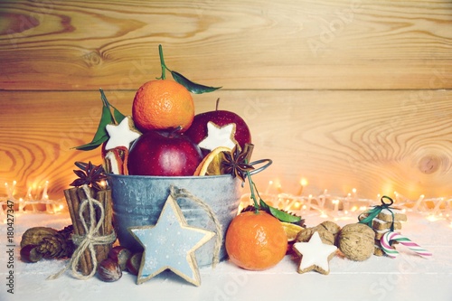 Weihnachten - Äpfel, Mandarinen und Nüsse mit Zimtsternen photo