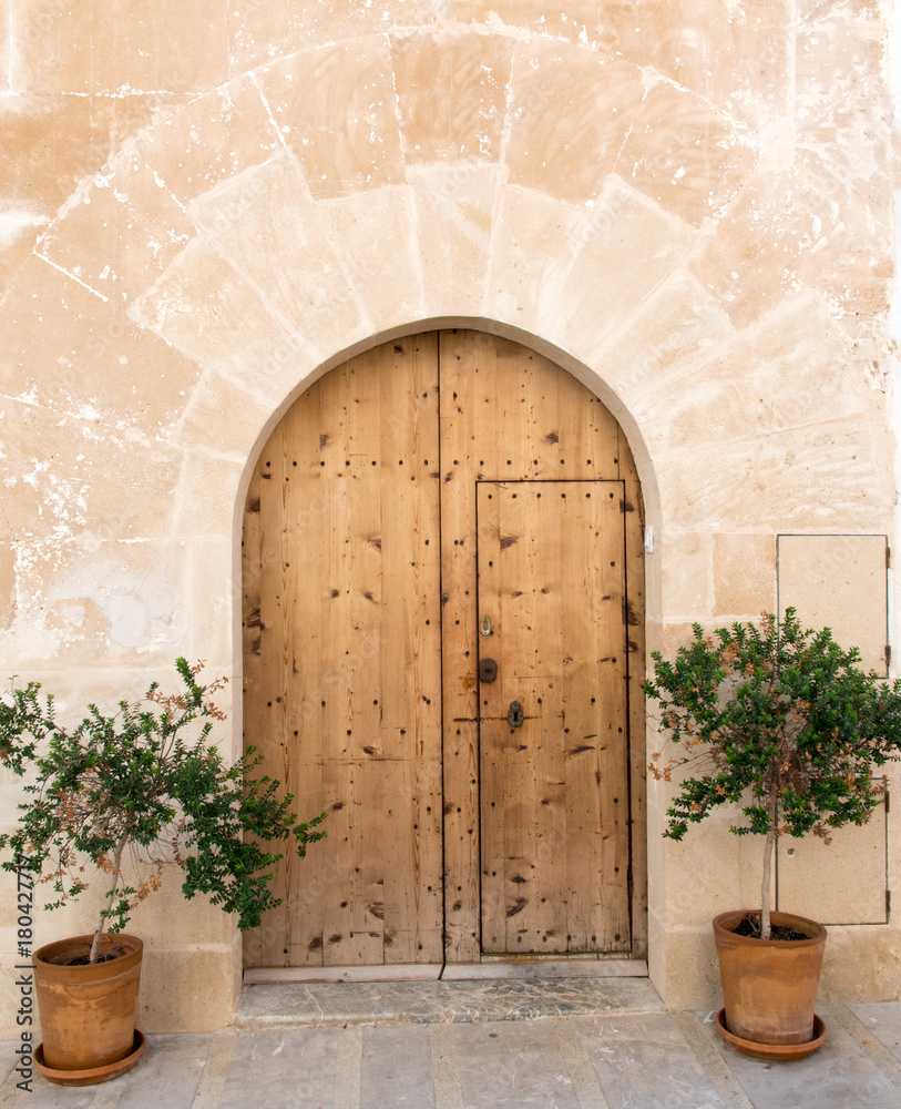 Obraz premium Mallorca: archaic colorful beautiful gate, entry door :)