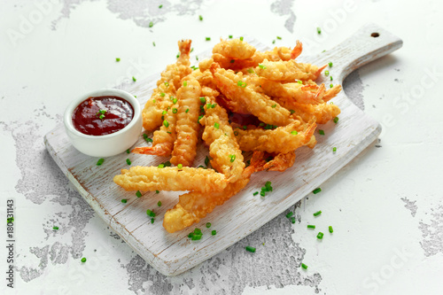 Obraz na płótnie Fried Shrimps tempura with sweet chili sauce on white wooden board