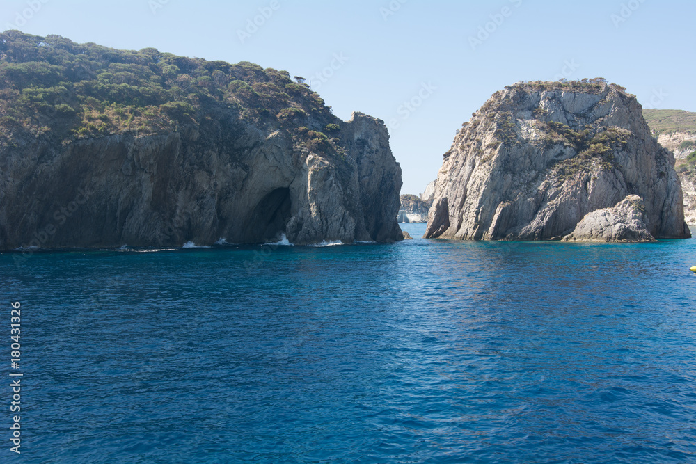 Il mare dell'Isola di Ponza. Le bellezze della natura italiana