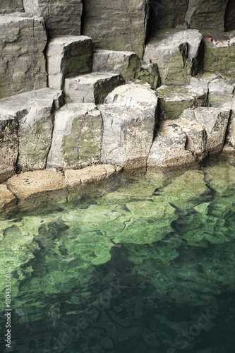 columnas de basalto en la cueva de Fingal en la isla de Staffa. photo