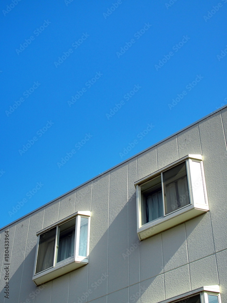 出窓のある壁と青空