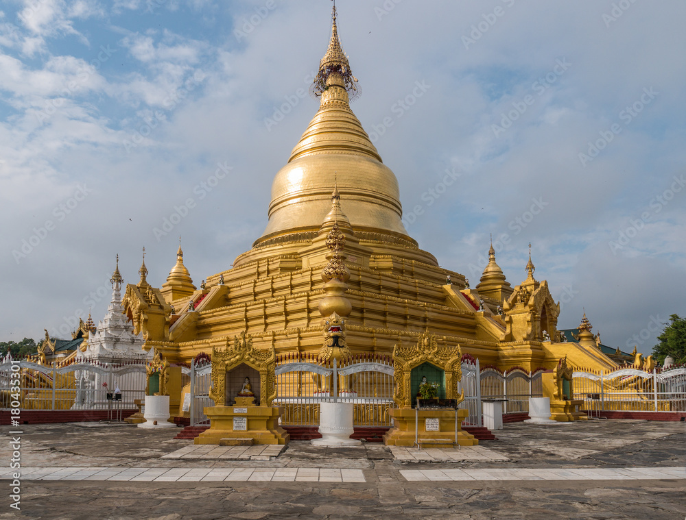 Fototapeta premium The Kuthodaw Pagoda, Mandalay, Myamar