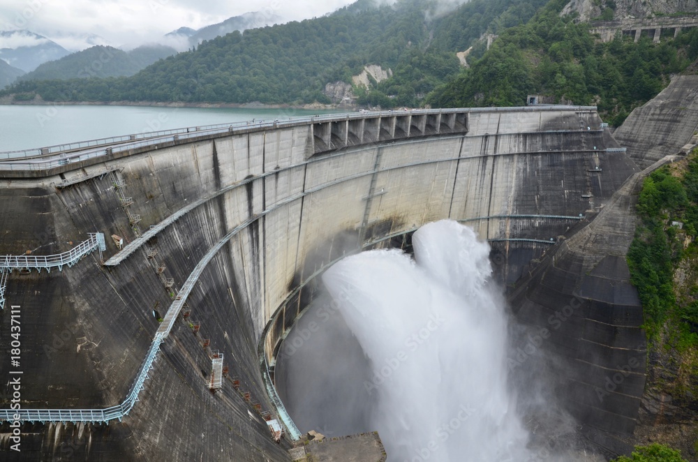 富山県 立山黒部アルペンルート 黒部ダム Japan Toyama Tateyama Kurobe Alpine Route Kurobe Dam Stock Foto Adobe Stock