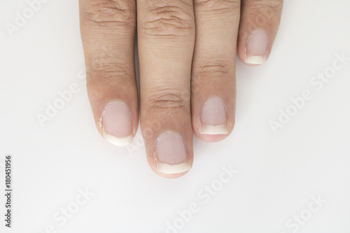 爪の伸びた男性の指