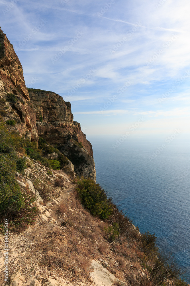 La mer méditerranée prêt de Cassis, et Marseille en Provence depuis la falaise du Cap Canaille