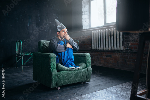 Foto Stupid man in tinfoil helmet watch TV, UFO phobia
