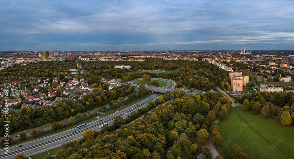 Flug über München, der Westpark und die angrenzende Autobahn von oben als Aerial