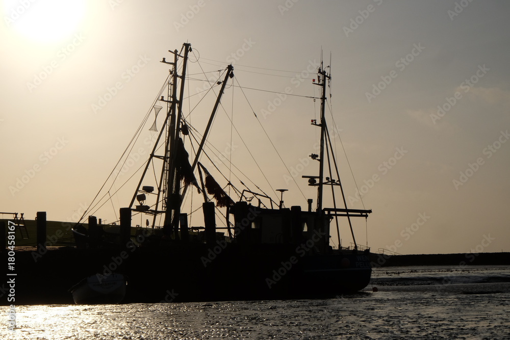 Fototapeta premium Fischkutter bei Sonnenuntergang