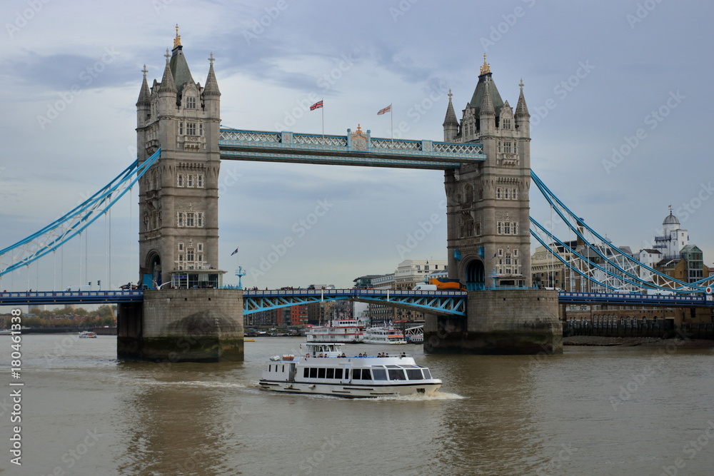 Fototapeta premium Ogólny widok na Tamizę i most Tower Bridge, po rzece płynie statek, Londyn, Wielka Brytania