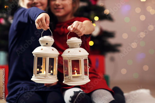Foto Happy children posing with Christmas lanterns