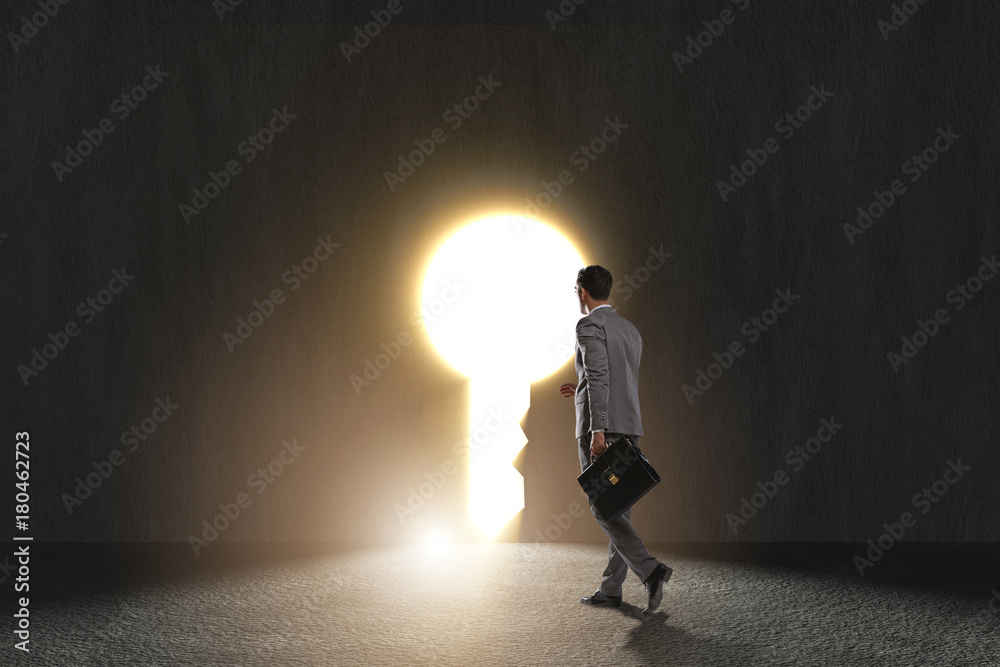 Obraz premium Businessman facing difficult choice dilemma