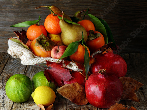 Fototapeta Naklejka Na Ścianę i Meble -  frutta autunnale sfondo vintage