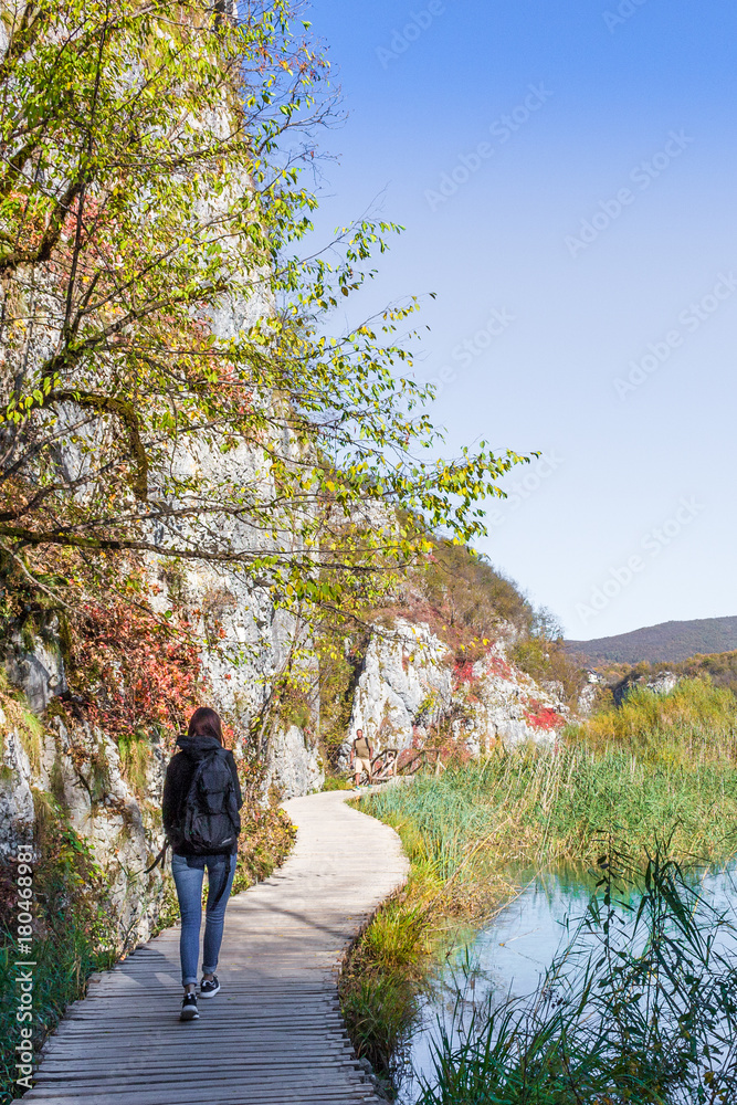 junge Frau macht Herbstspaziergang am See junge Frau macht Herbstspaziergang am See