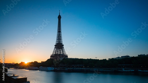 Eiffel Tower at sunrise © Patrice